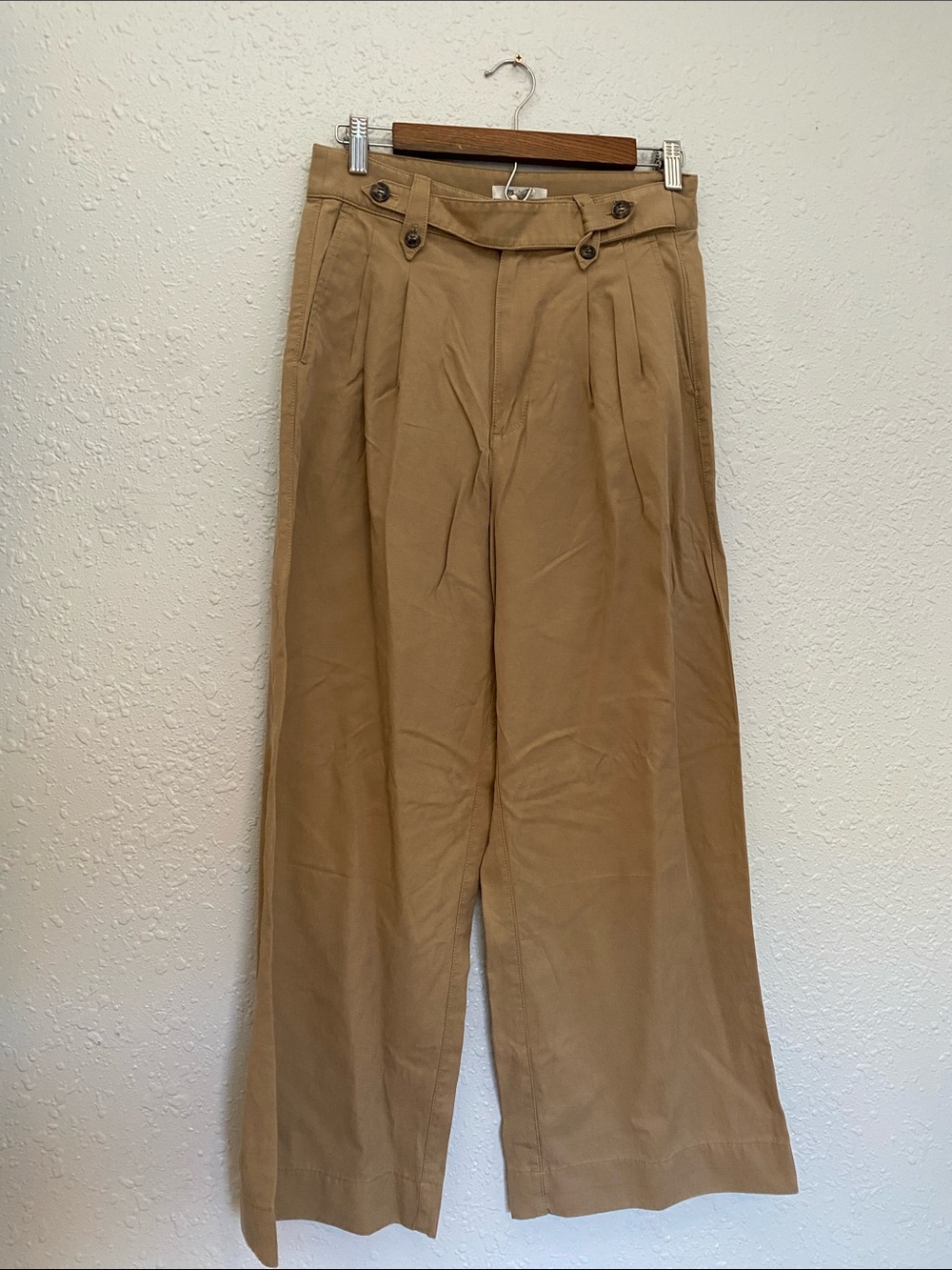 Madewell women’s wide leg pleated, trouser, and khaki color size 4